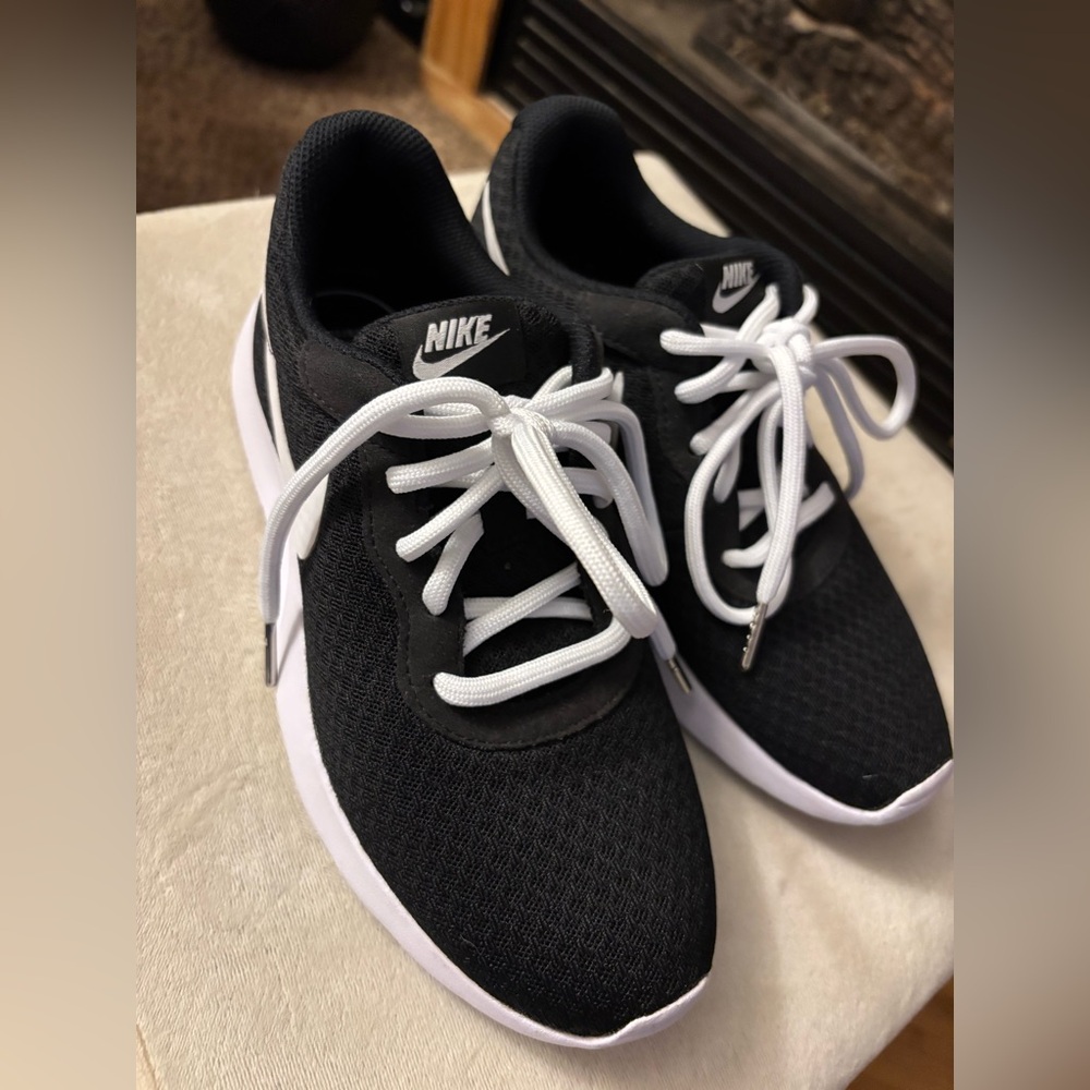 Nike shoes
Women’s size 7 - Picture 3 of 12